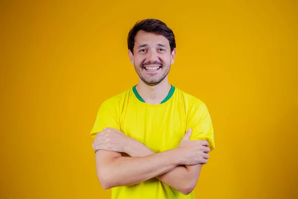 Braziliaanse Man Met Braziliaans Shirt Met Gekruiste Armen Gele Achtergrond — Stockfoto
