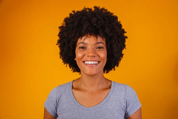 美丽的非洲裔美国女孩 有着非洲式的笑容 洗发水广告中的黑发女人 — 图库照片