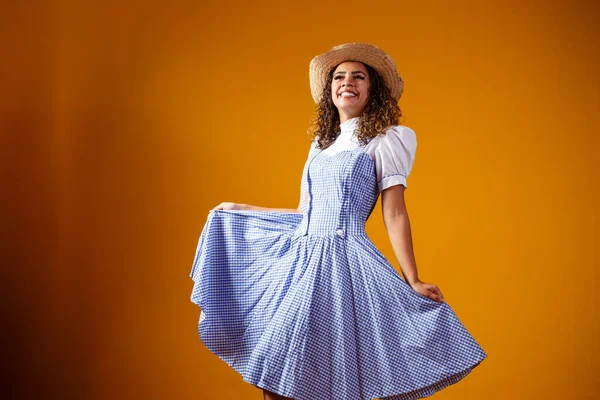 ブラジル人女性はフェスタ ジュニアのための典型的な服を着て — ストック写真