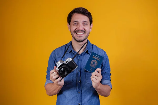 Lachende Knappe Toerist Met Een Paspoort Een Fotocamera Gele Achtergrond — Stockfoto