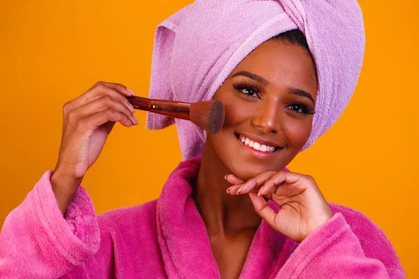 Afro Donna Con Asciugamano Sulla Testa Accappatoio Dopo Essere Uscito — Foto Stock