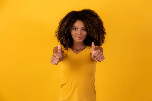 Retrato Sonrisa Hermosa Niña Afro Pulgares Hacia Arriba Chica Brasileña — Foto de Stock