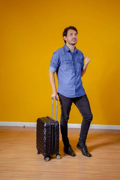Hombre Con Maleta Pasaporte Sobre Fondo Amarillo Concepto Viaje — Foto de Stock