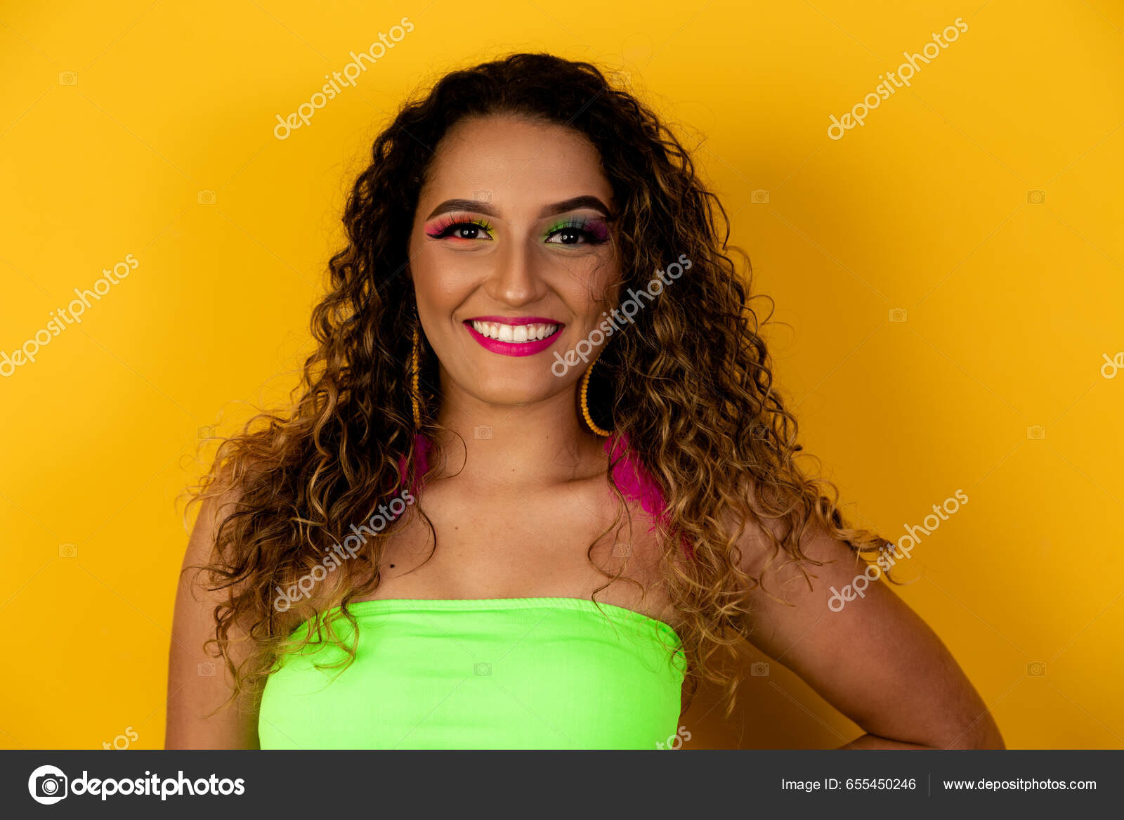 brasileiro vestindo fantasia de samba. linda mulher brasileira