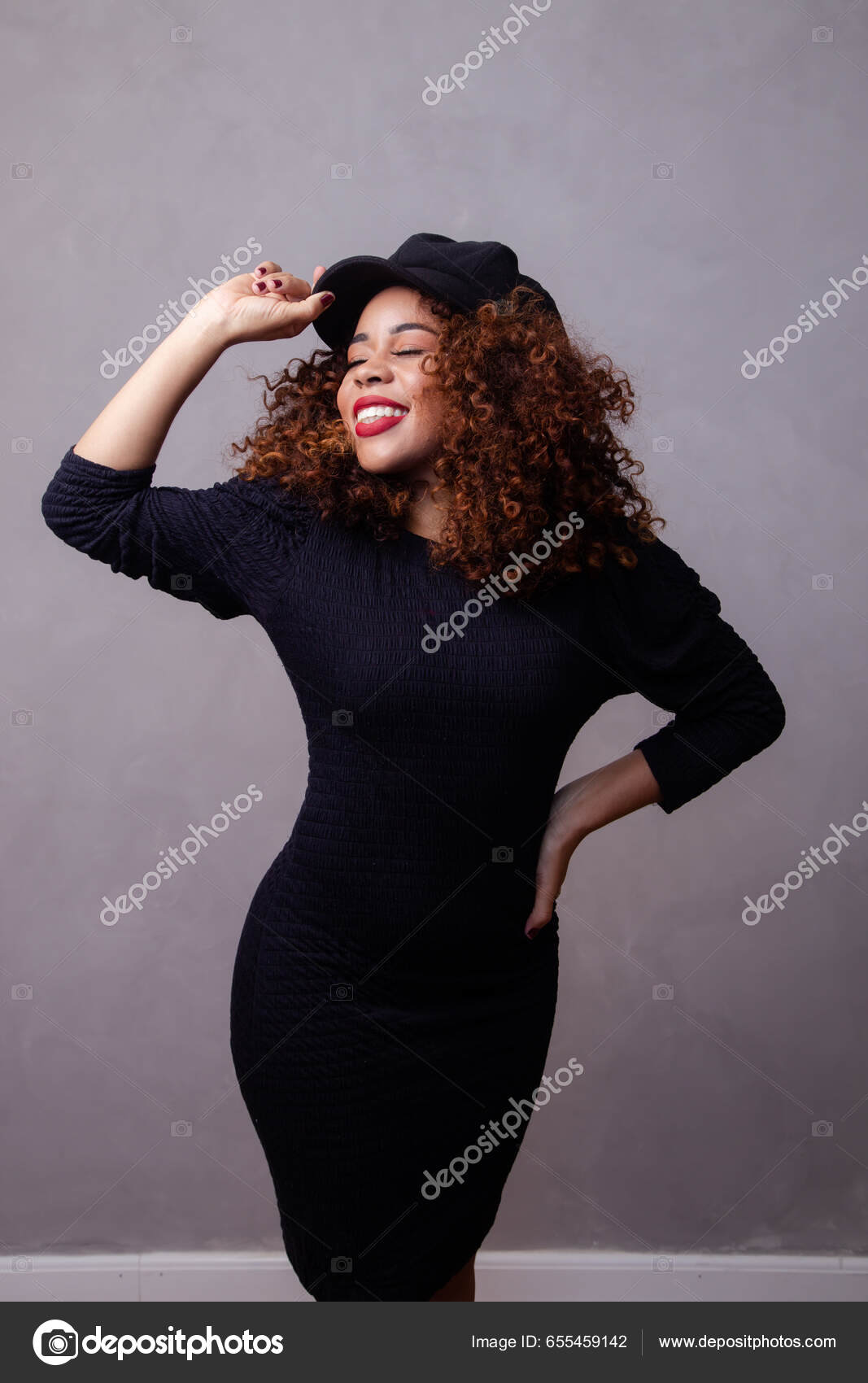 Afro Woman Curly Hair Wearing Beret Warm Clothes — Stock Photo