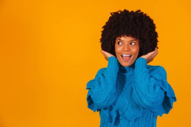 Kış için giyinmiş afro kadın.