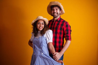 Festa Junina - Haziran festivali için geleneksel kıyafetler giyen Brezilyalı çift