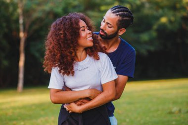 Parktaki siyah sevgililer günü çifti aşık. Tutkulu sevgililer. Sevgililer Günü konsepti