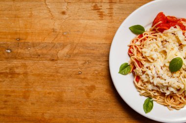 Tabakta servis edilen lezzetli spagetti ve metin için yer var.