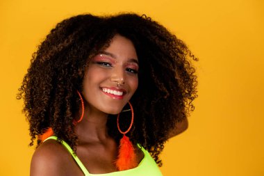 Brezilya Karnavalı 'nı kutlamak için yapılan karnaval makyajı. Karnaval için makyaj ve aksesuarlar.