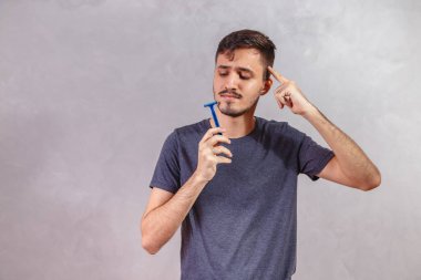 Beyaz yakışıklı adam jilet tutuyor..