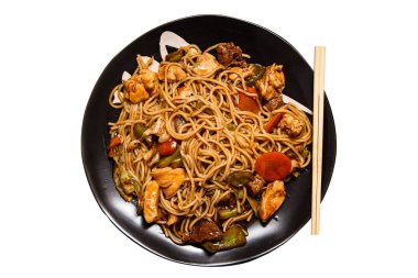 Beyaz arka planda yakisoba ile bowling