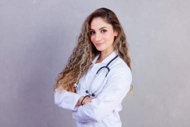 Beyaz formal giyim gri arka plan üzerinde izole çapraz katlı kollu duruyor giyen dişlek ışınlama gülümseme nitelikli deneyimli zeki akıllı doktor ile kendine güvenen portresi