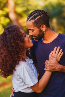 Parktaki siyah sevgililer günü çifti aşık. Tutkulu sevgililer. Sevgililer Günü konsepti