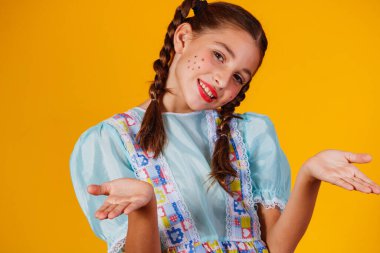 Brezilya 'nın ünlü partisi Festa Junina' nın tipik kıyafetleri içindeki çocuk So Joo 'yu kutluyor. Sarı arka planda güzel bir kız. 