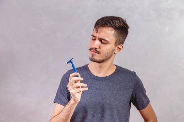 Beyaz yakışıklı adam jilet tutuyor..