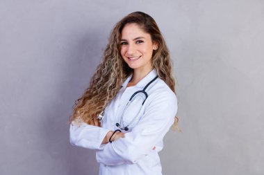 Beyaz formal giyim gri arka plan üzerinde izole çapraz katlı kollu duruyor giyen dişlek ışınlama gülümseme nitelikli deneyimli zeki akıllı doktor ile kendine güvenen portresi