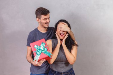 Güzel çocuk kız arkadaşının gözlerini kapıyor ve ona bir hediye veriyor. Sevgililer Günü