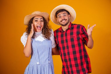 Festa Junina - Haziran festivali için geleneksel kıyafetler giyen Brezilyalı çift