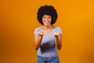 Genç siyah kadın kişi gelmek davet etme