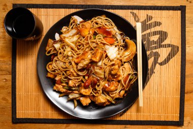 Beyaz arka planda yakisoba ile bowling