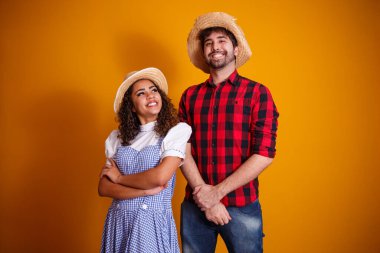 Festa Junina - Haziran festivali için geleneksel kıyafetler giyen Brezilyalı çift