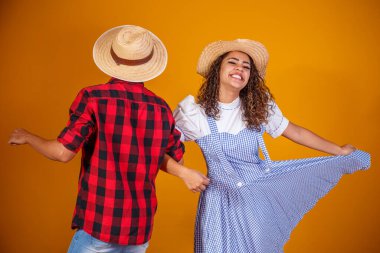 Festa Junina - Haziran festivali için geleneksel kıyafetler giyen Brezilyalı çift
