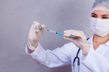 Hemşire elinde kovid 19 aşı ve şırınga tutuyor. Coronavac. Yeni Corona Virüs Aşısı-Covid19 'a karşı aşı: Aşı-Covid 19 ile hazırlandı.