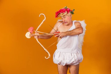 Sevgililer Günü konsepti. Aşk Tanrısı 'nın portresi - Sarı arka planda yay ve okla Aşk Tanrısı.