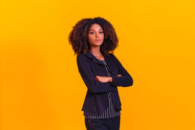 Takım elbiseli afro kadın. Başarılı siyahi kadın, iş kadını..