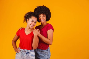 Sarı arka planda Afro lezbiyen çift. homo-etkili çift