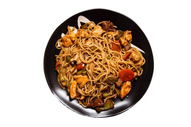 Beyaz arka planda yakisoba ile bowling