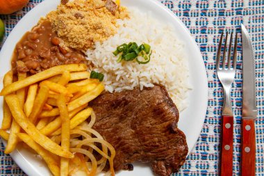 pirinç, fasulye, patates kızartması ve biftek.