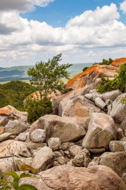 Deniz kıyısında kayalık bir sahil..