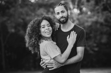 Parktaki siyah sevgililer günü çifti aşık. Tutkulu sevgililer. Sevgililer Günü konsepti