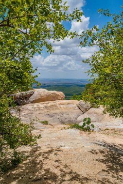 Doğanın ortasındaki bir dağın güzel görüntüsü. Görkemli doğa. Seyahat kavramı