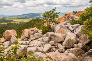 Gökyüzünde bir dağ olan güzel bir manzara
