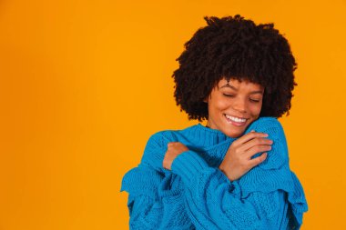 Kış için giyinmiş afro kadın.