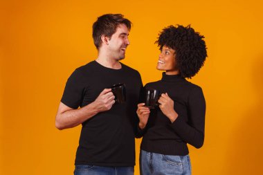 Sevgililer günü çifti ellerinde çay ya da kahve içiyorlar.