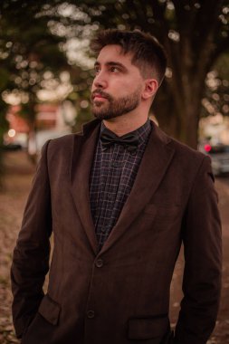 Parktaki kışlık elbiseli yakışıklı adam. kış mevsimi