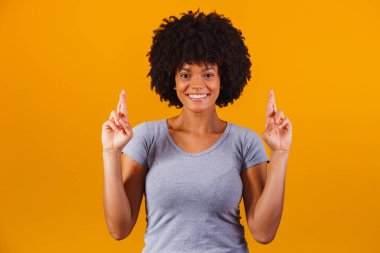 Afro kadın parmakları çapraz zaferle