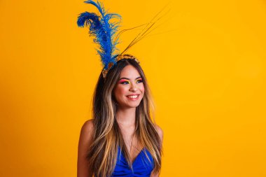 Karnaval için giyinmiş genç ve güzel bir kadın.