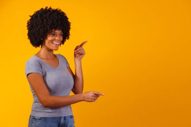 Metin için sarı arkaplan gösteren Afro kadın