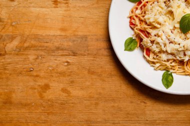 Tabakta servis edilen lezzetli spagetti ve metin için yer var.