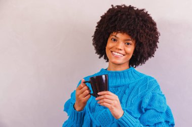 Kış için giyinmiş afro kadın.