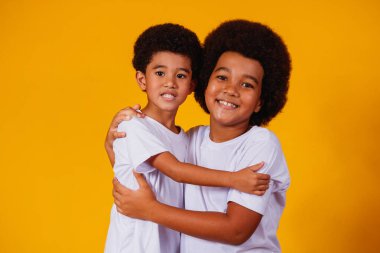 Sarı arka planda afro kardeşler. Kardeşler Günü