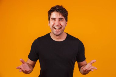 Anlamlı genç adam. Heyecanlı mutlu çocuk