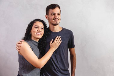 Gri arka planda mutlu sevgililer günü çifti