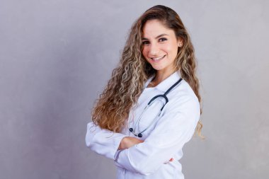 Beyaz formal giyim gri arka plan üzerinde izole çapraz katlı kollu duruyor giyen dişlek ışınlama gülümseme nitelikli deneyimli zeki akıllı doktor ile kendine güvenen portresi