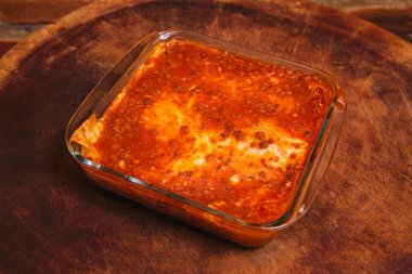 Lezzetli ev yapımı lazanya ve metin için yer var.